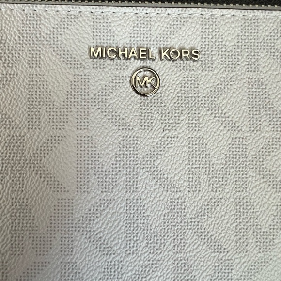NWT MICHAEL KORS CHARM LARGE ZIP CLUTCH WRISTLET - Picture 2 of 5